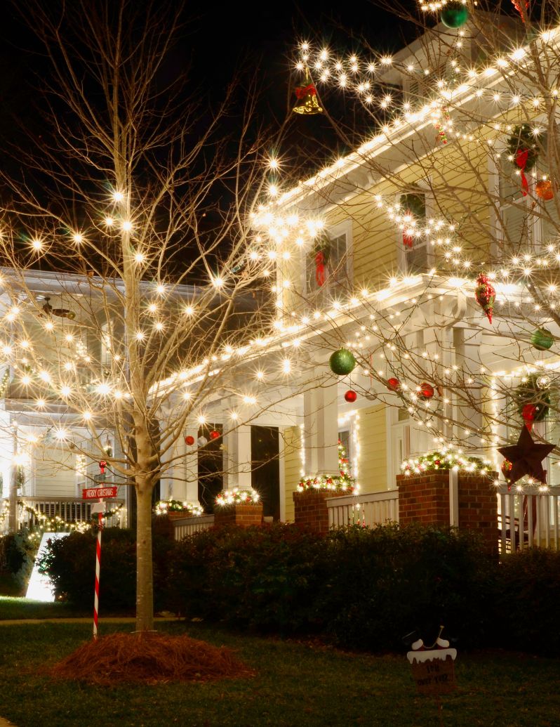 Beautiful home with Christmas lights display
